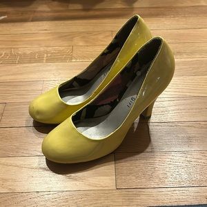 Yellow pumps